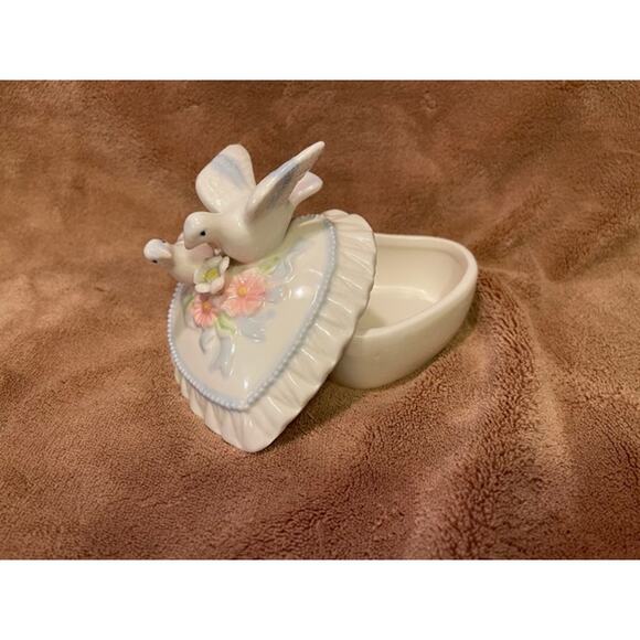 Vintage Love Birds Heart Shaped Trinket Box w/ HTF Glossy Finish - Picture 4 of 8